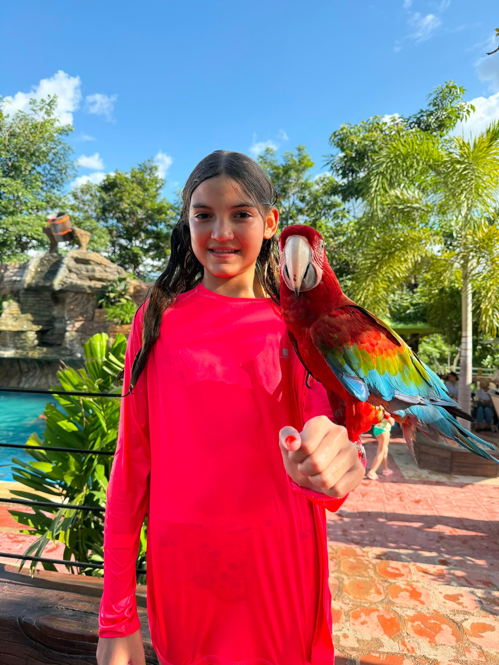 Niña con una guacamaya