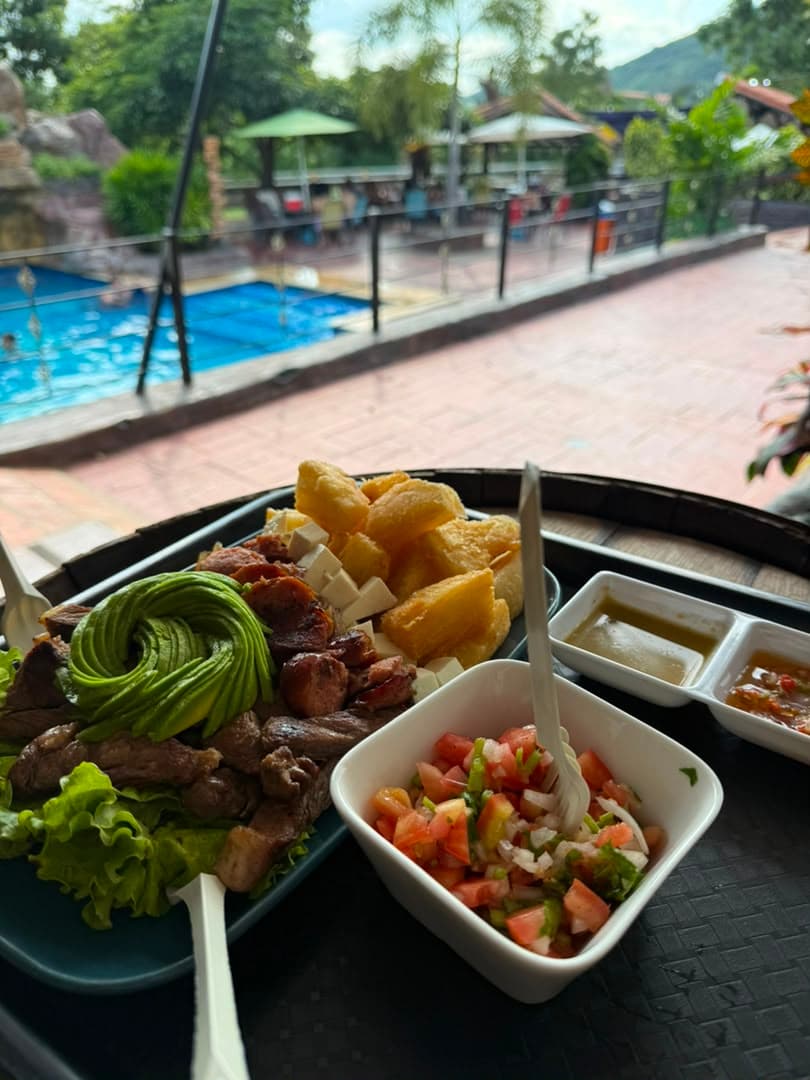 Plato del restaurante con vista a la piscina